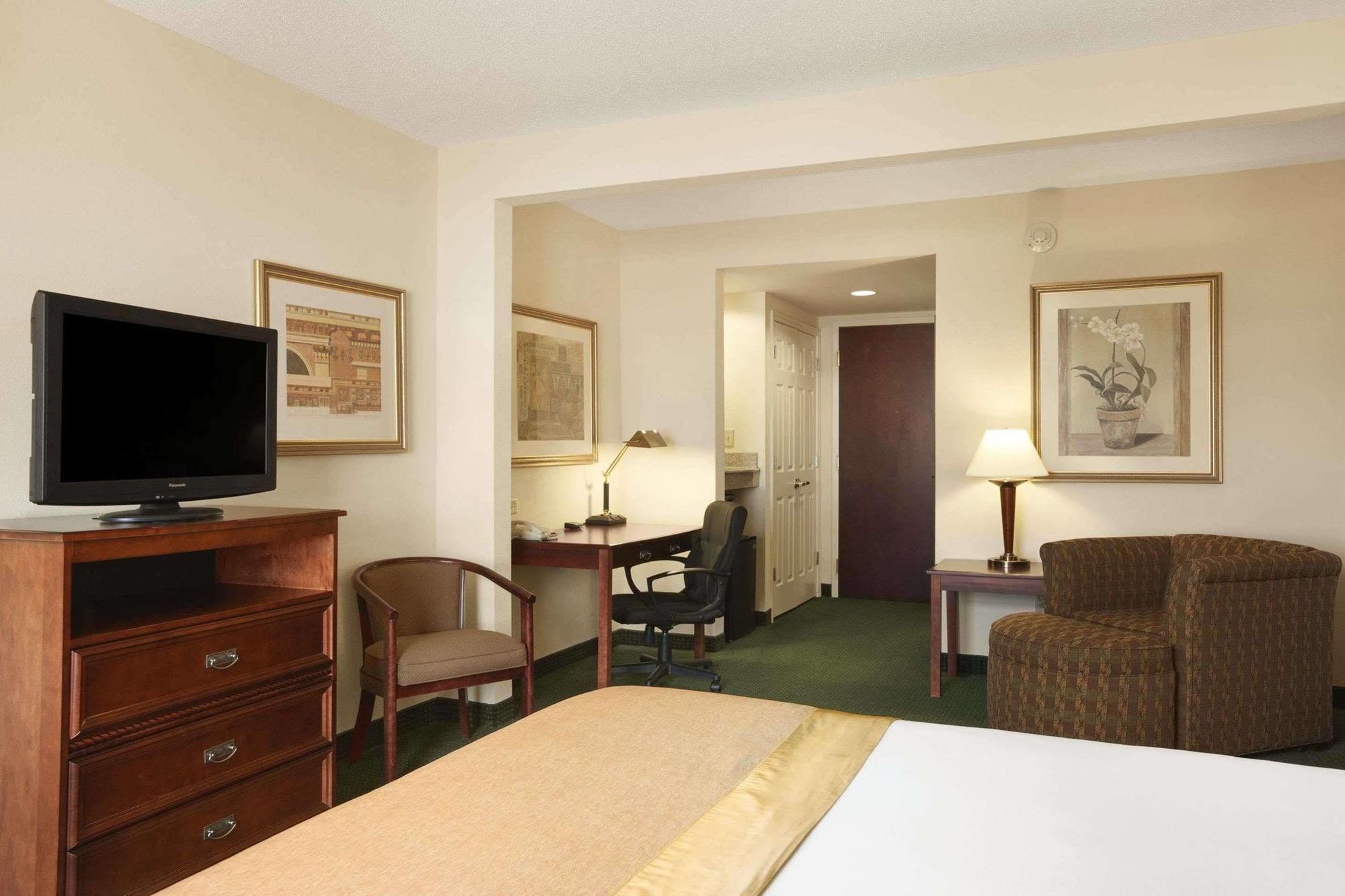 Hotel Wingate By Wyndham Chesapeake Esterno foto