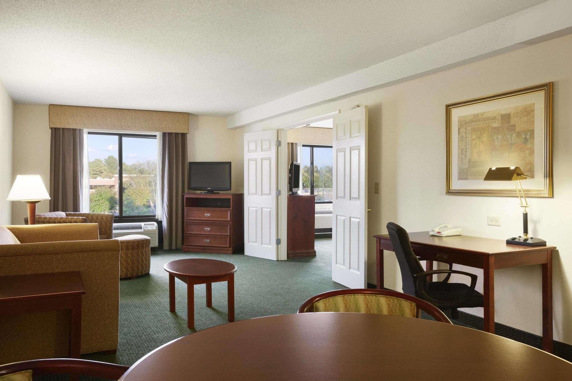 Hotel Wingate By Wyndham Chesapeake Esterno foto