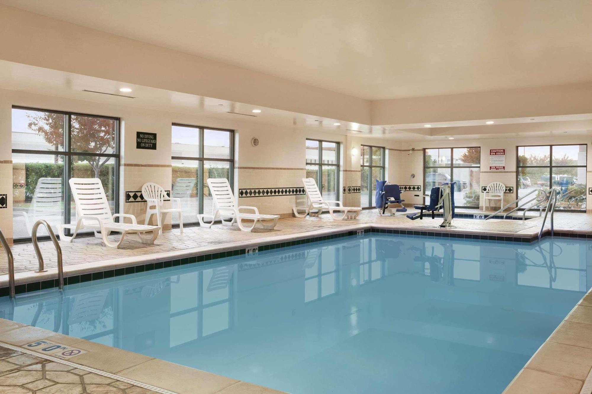 Hotel Wingate By Wyndham Chesapeake Esterno foto