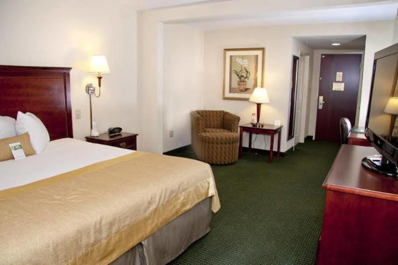 Hotel Wingate By Wyndham Chesapeake Esterno foto